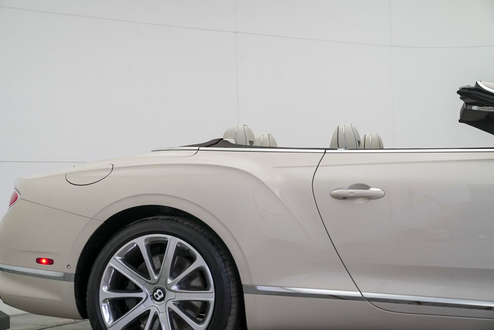 Used 2023 Bentley Continental GT Azure image 75