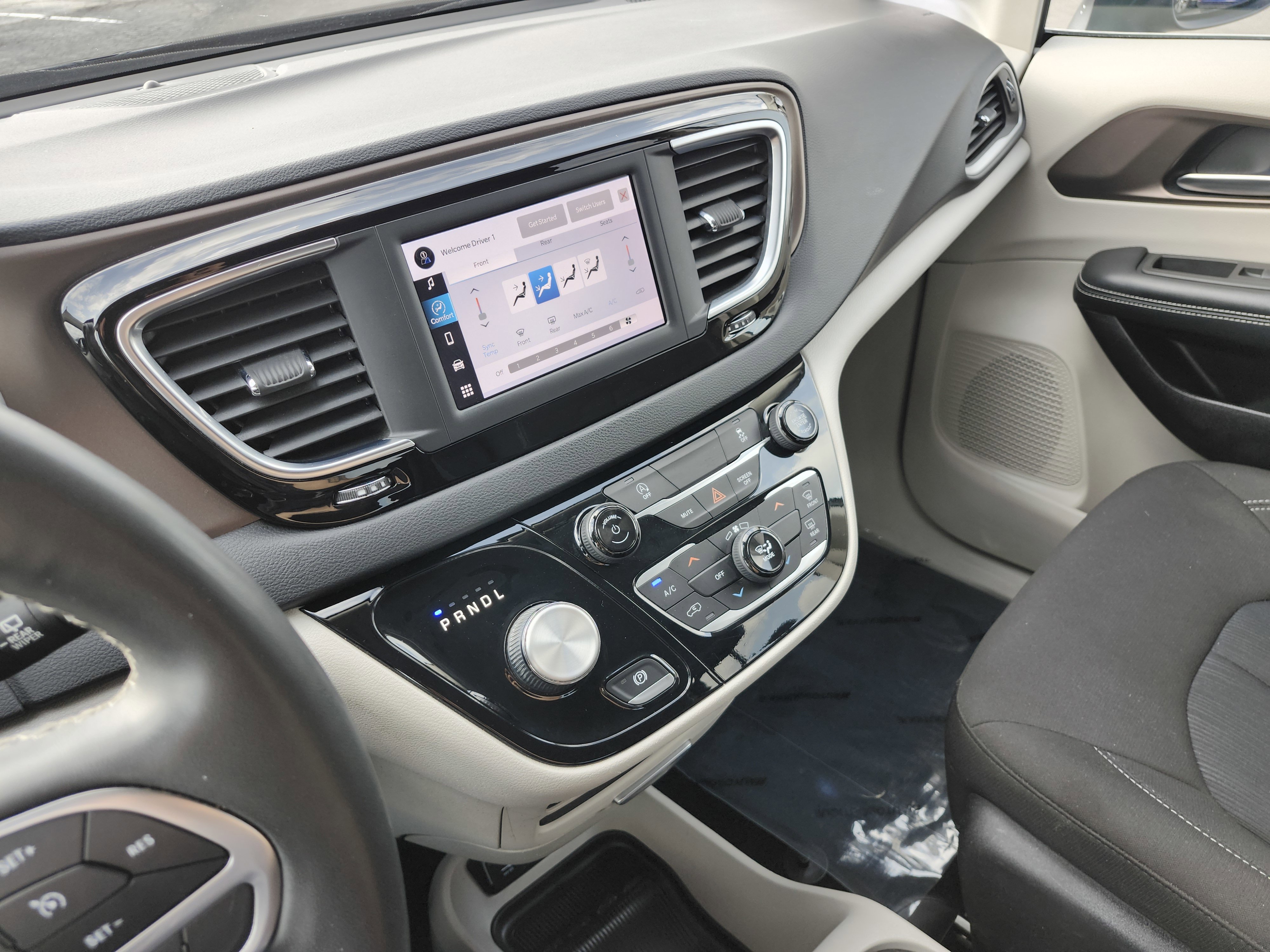 Used 2022 Chrysler Voyager LX image 22