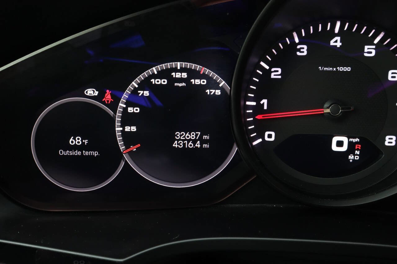 Used 2023 Porsche Cayenne Platinum Edition image 7