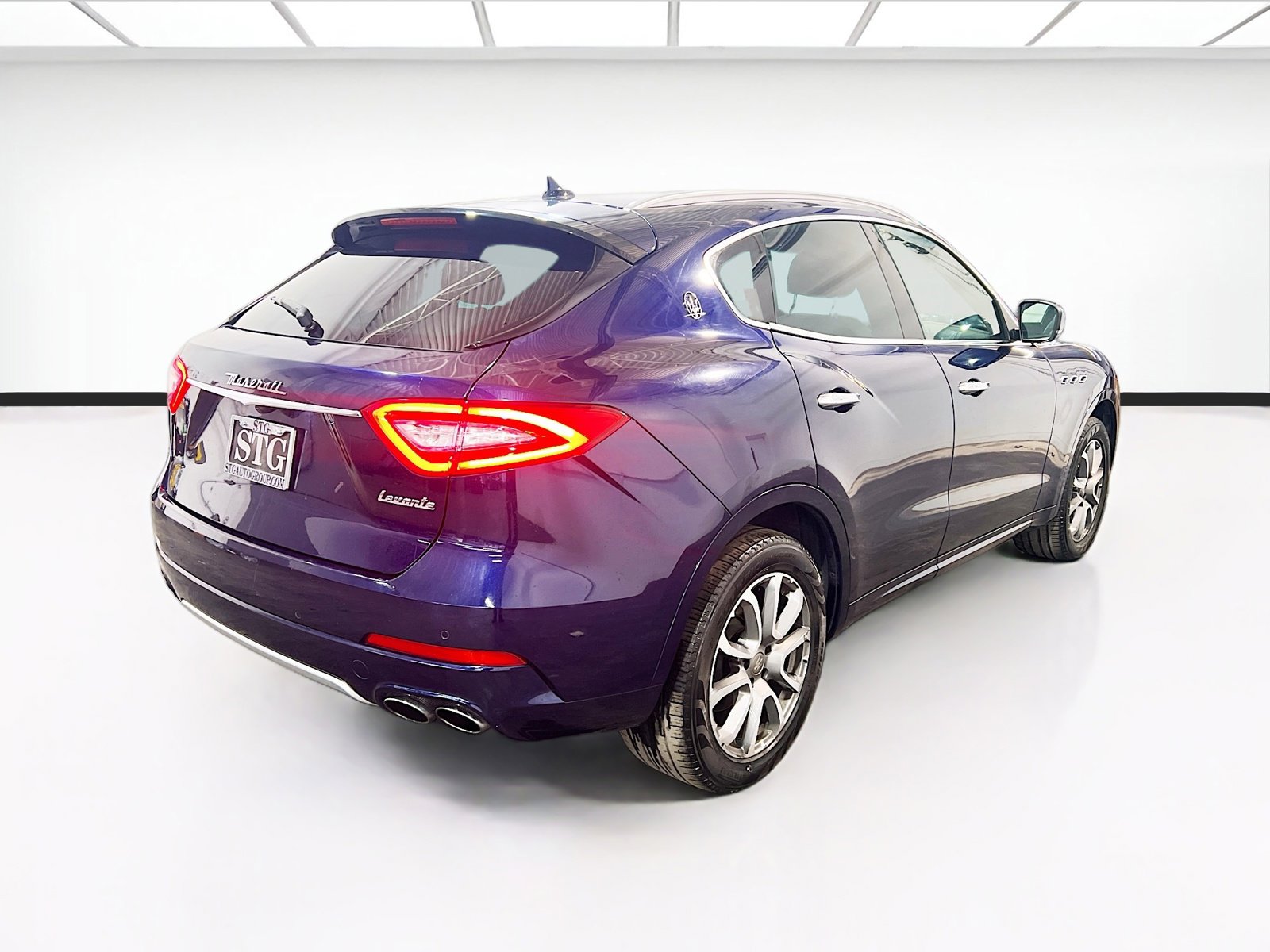 Used 2017 Maserati Levante w/ Luxury Package AWD/4WD image 4