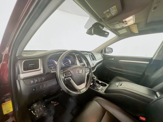 Used 2019 Toyota Highlander XLE AWD/4WD image 18