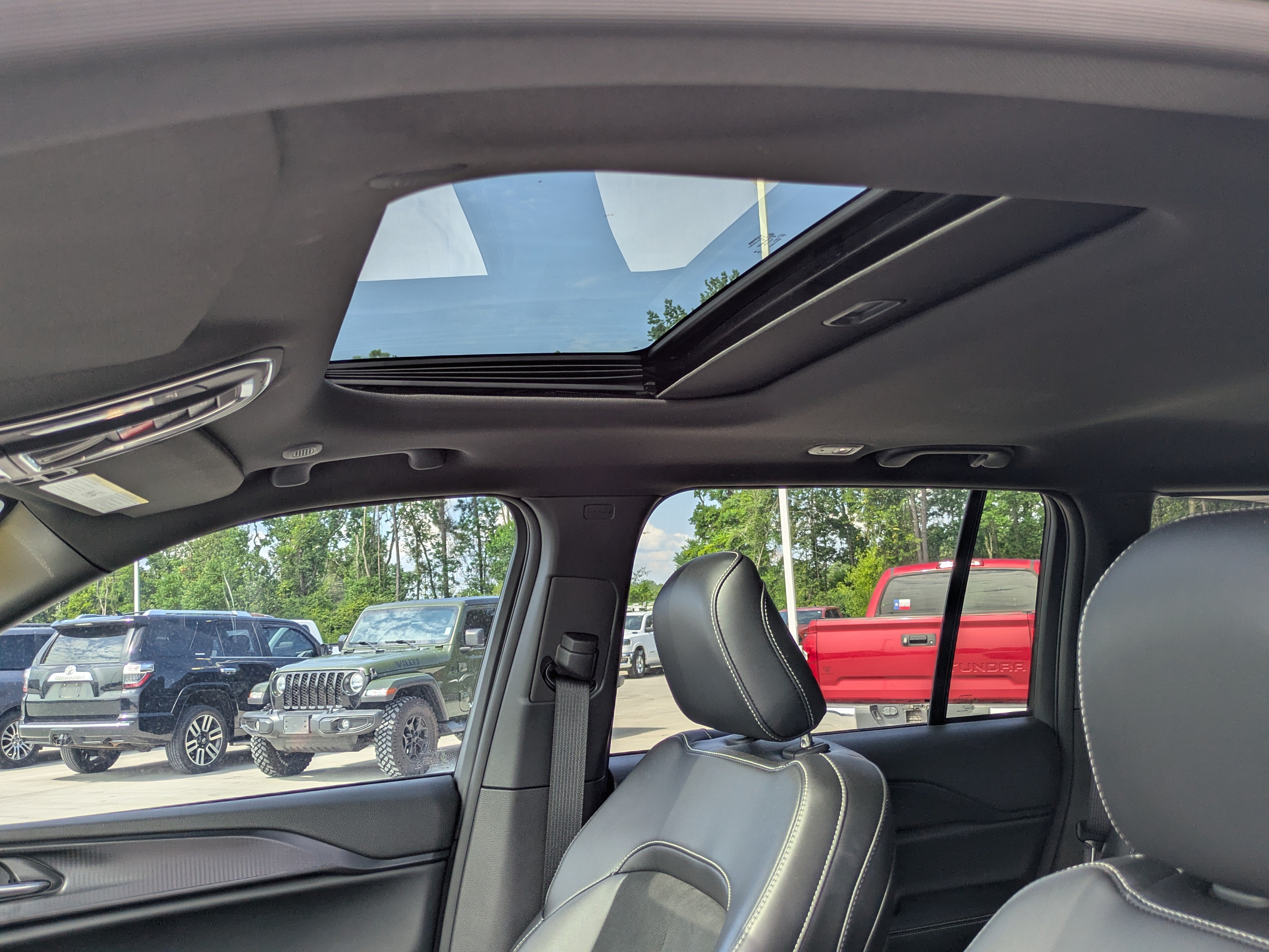 Certified 2025 Jeep Grand Cherokee Altitude RWD image 12