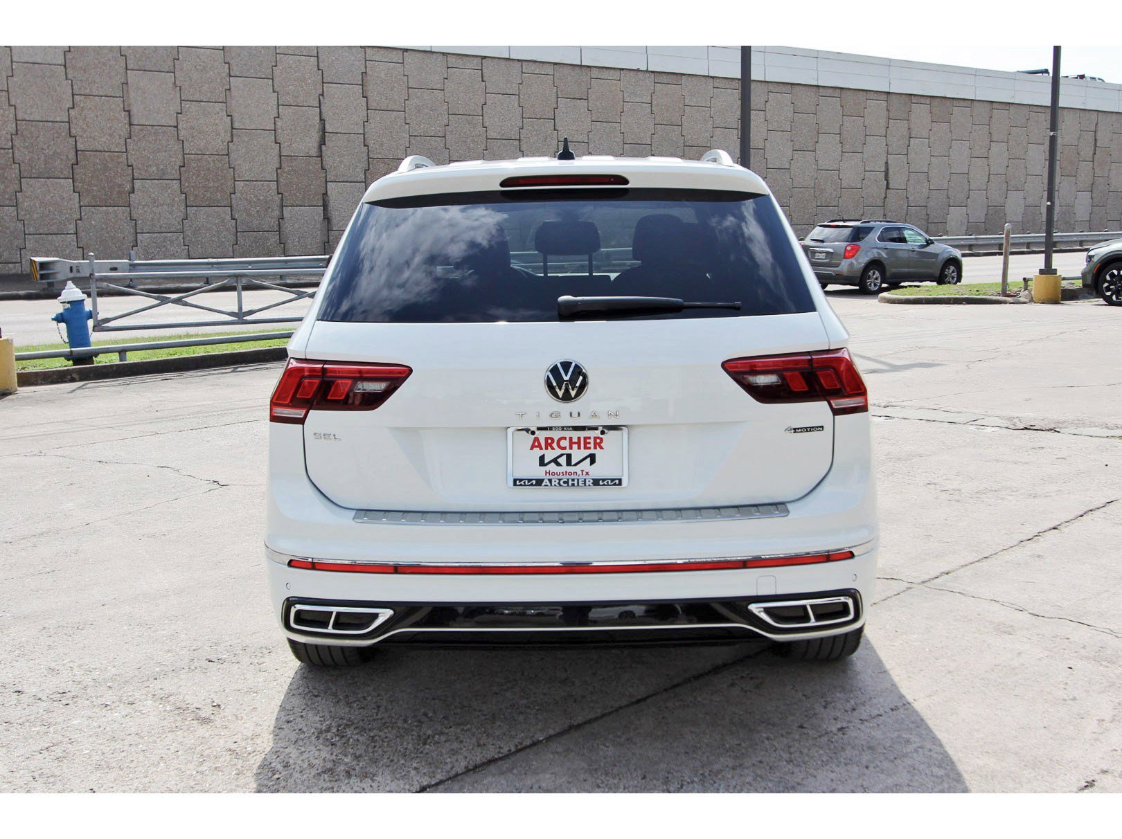 Used 2022 Volkswagen Tiguan SEL R-Line image 6