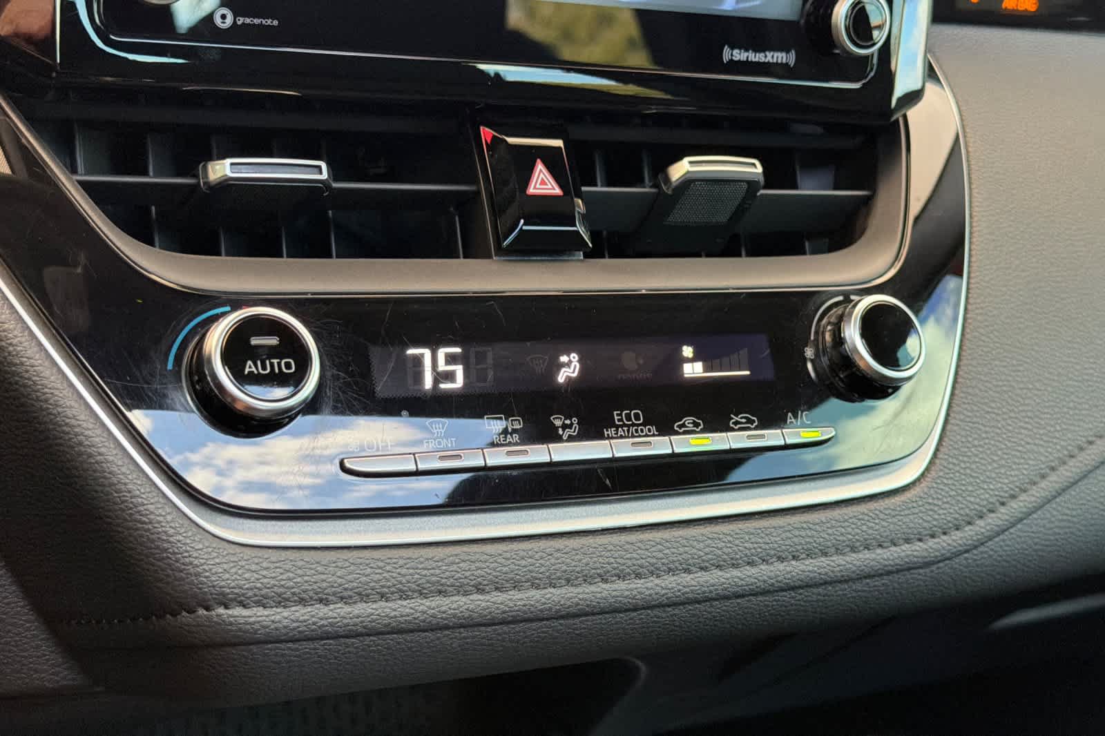 Used 2022 Toyota Corolla SE w/ SE Premium Package FWD image 20
