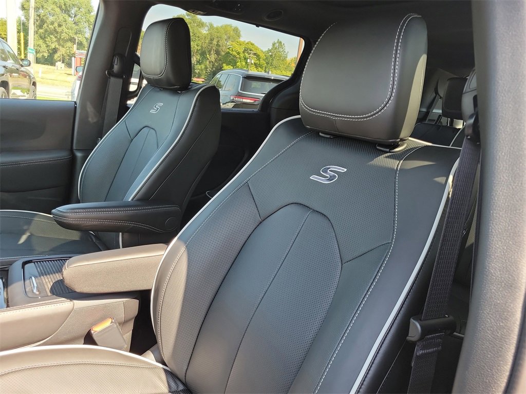 New 2026 Chrysler Pacifica Limited image 22