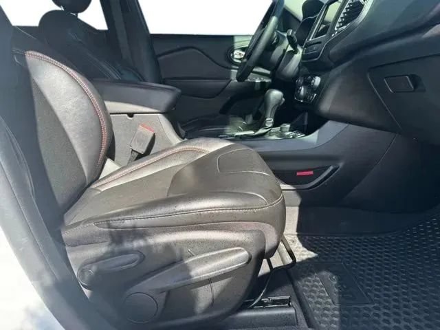 Used 2022 Jeep Cherokee Trailhawk w/ Comfort/Convenience Group AWD/4WD image 13