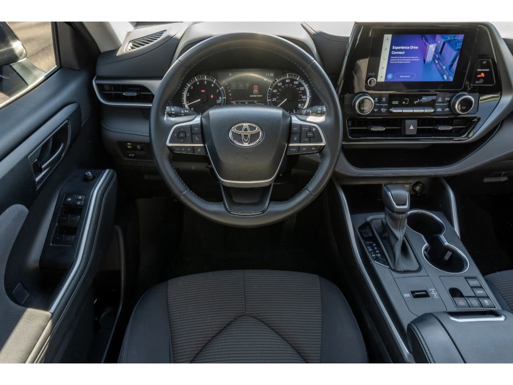 Used 2023 Toyota Highlander LE image 19
