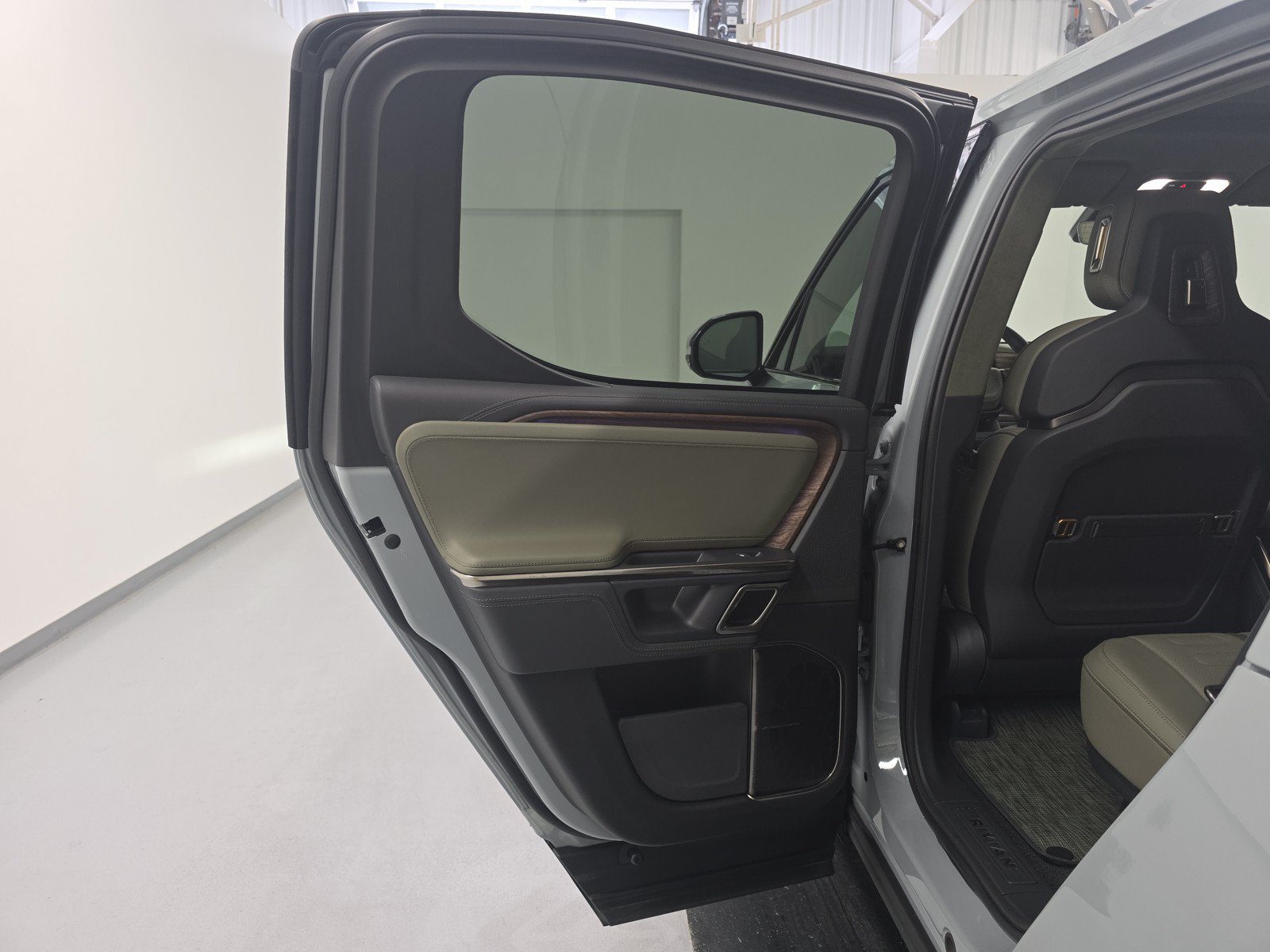 Used 2022 Rivian R1T Adventure AWD/4WD image 17