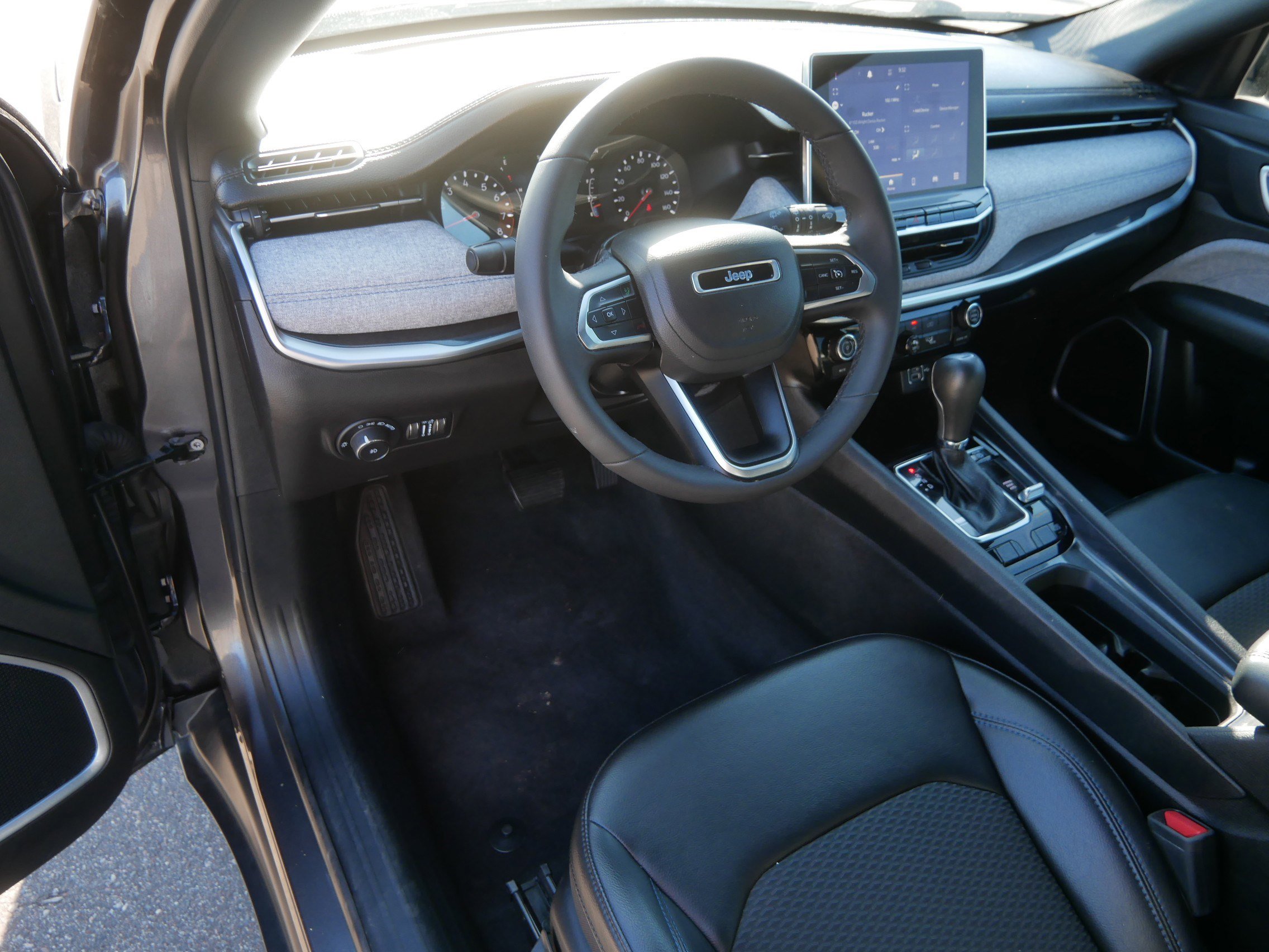 Used 2023 Jeep Compass Latitude image 19