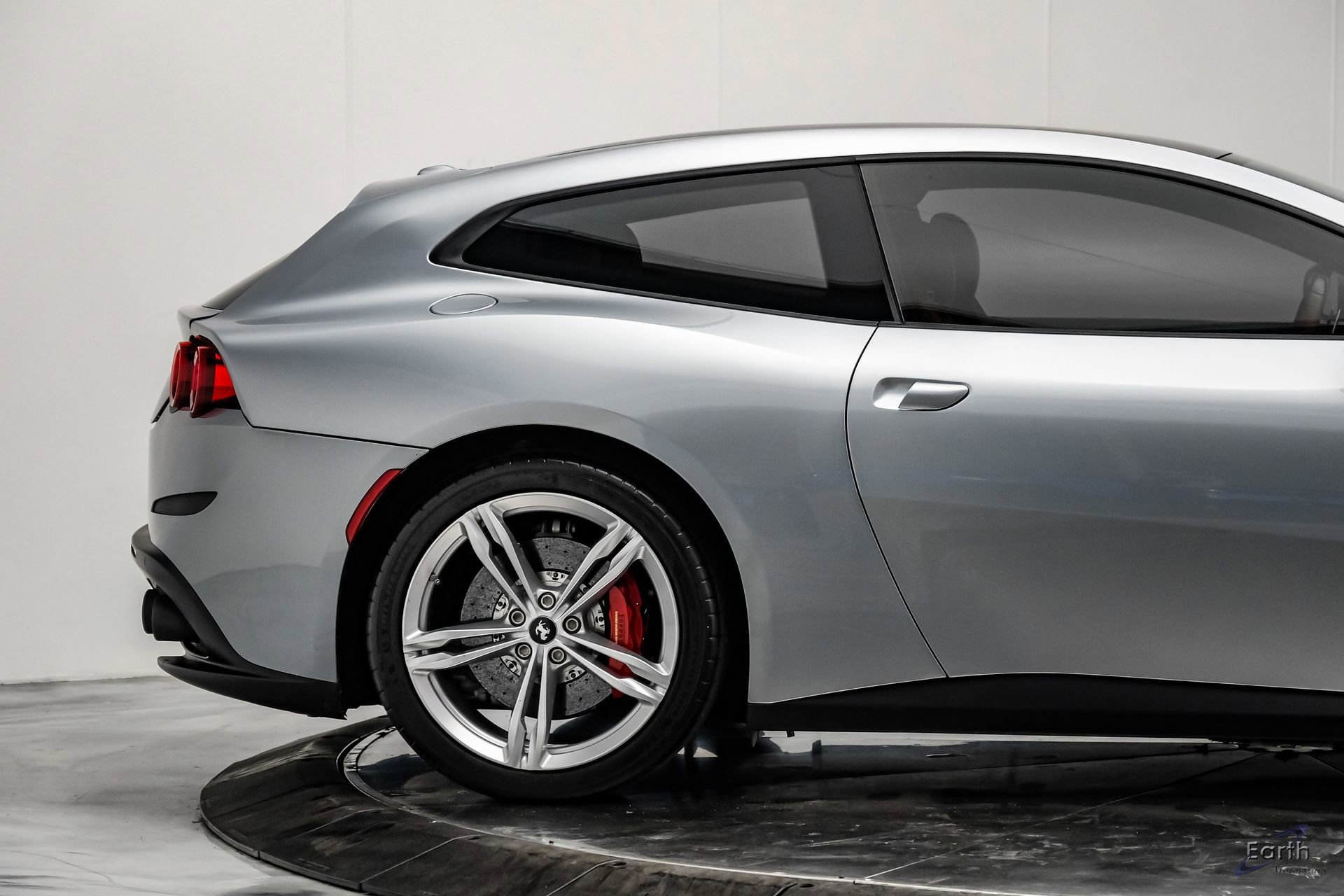 Used 2018 Ferrari GTC4Lusso AWD/4WD image 25