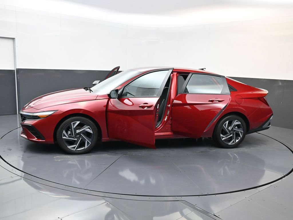 Certified 2025 Hyundai Elantra Sport image 24