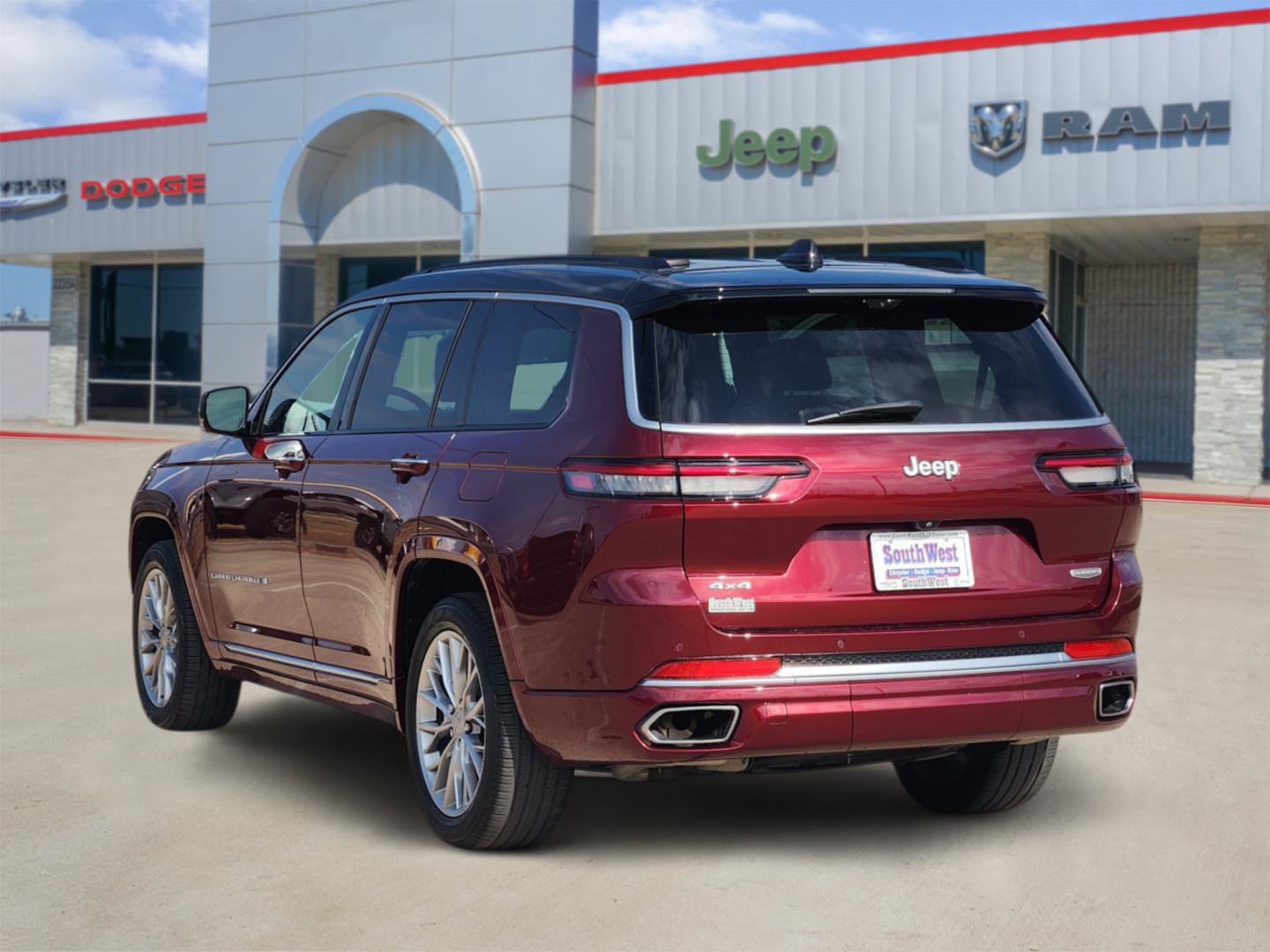 Used 2025 Jeep Grand Cherokee L Summit w/ Advanced Protech Group IV AWD/4WD image 4
