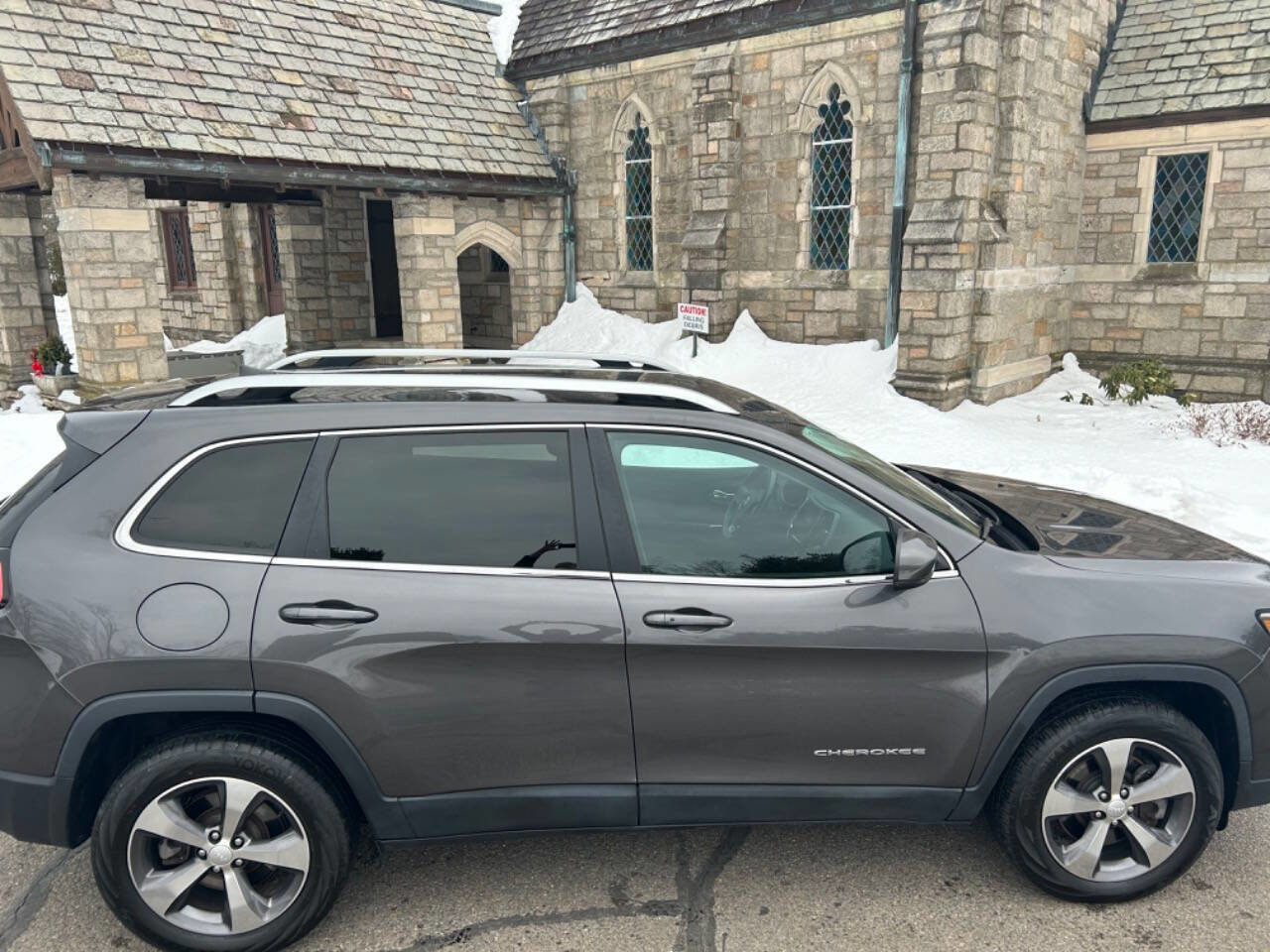 Used 2019 Jeep Cherokee Limited image 18