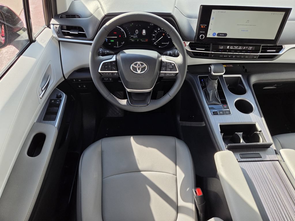 Used 2025 Toyota Sienna XLE FWD image 14
