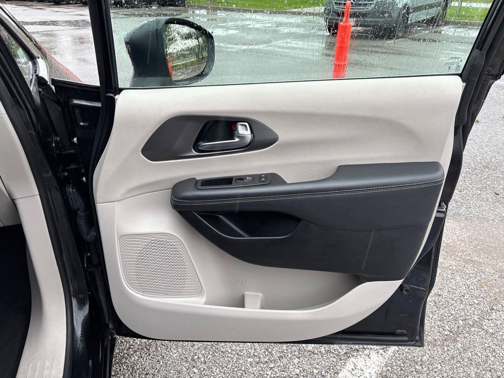 Used 2023 Chrysler Pacifica Touring-L FWD image 43