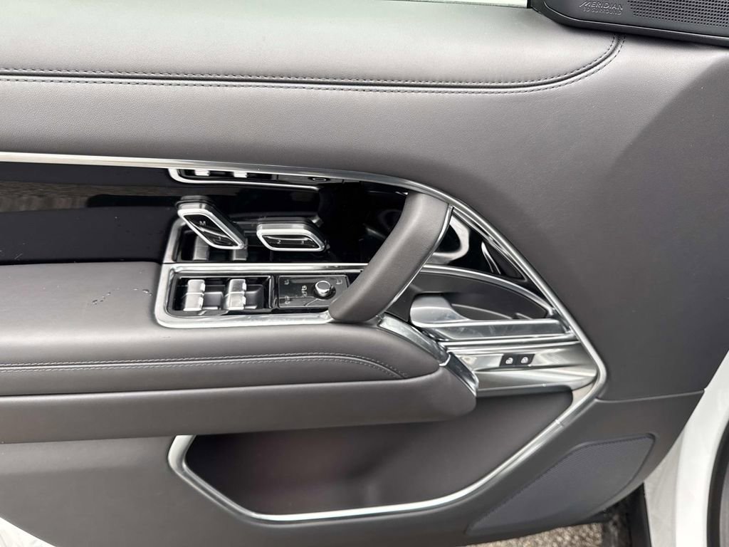 New 2025 Land Rover Range Rover SE image 18