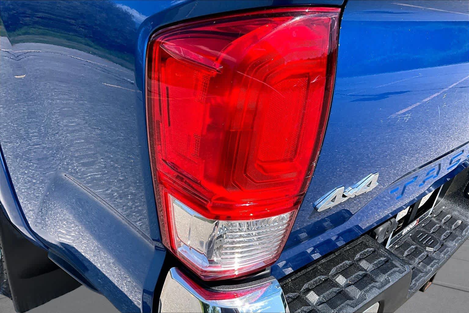 Certified 2016 Toyota Tacoma SR5 w/ SR5 Appearance Package (SN) AWD/4WD image 28