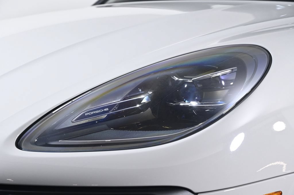 Certified 2023 Porsche Macan AWD/4WD image 26