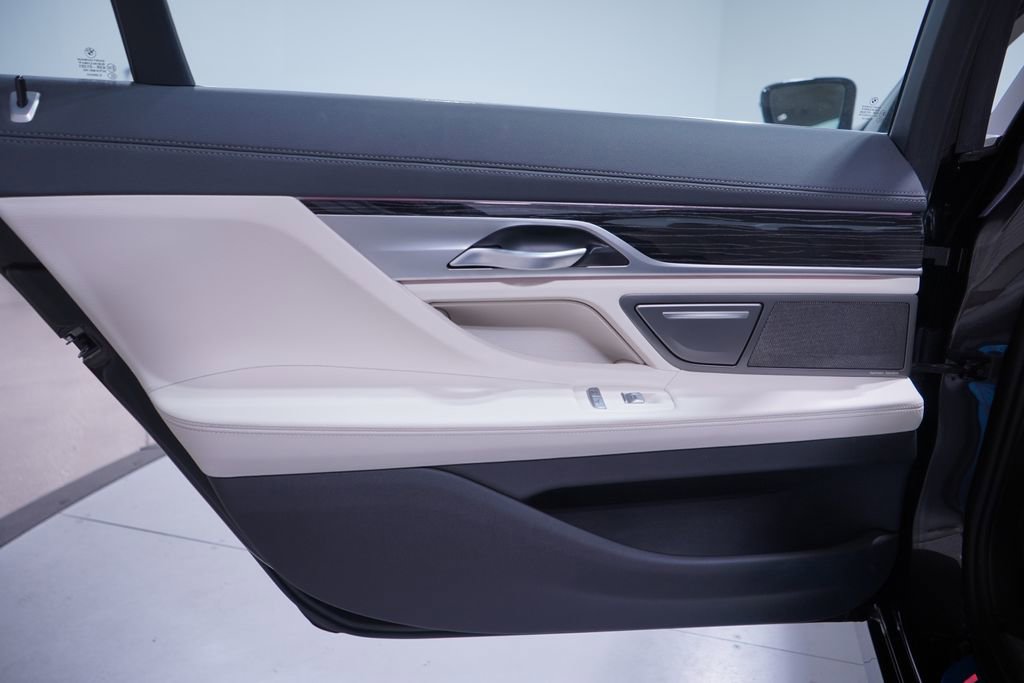 Used 2022 BMW 740i image 15
