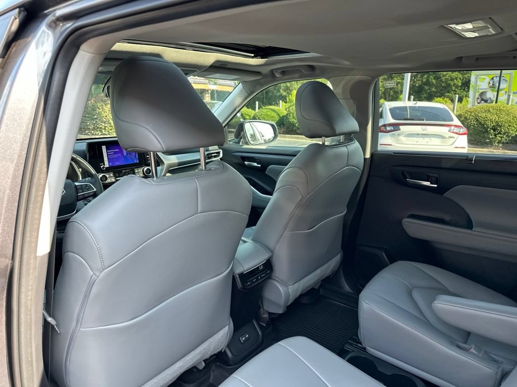Used 2023 Toyota Highlander XLE FWD image 13