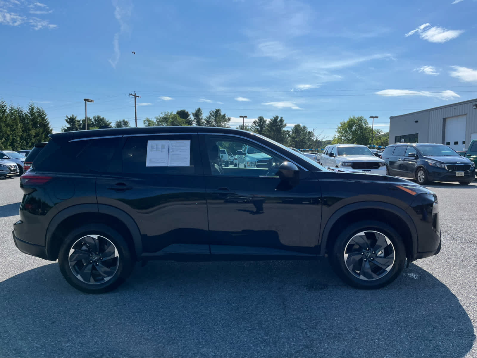 Used 2024 Nissan Rogue SV FWD image 2