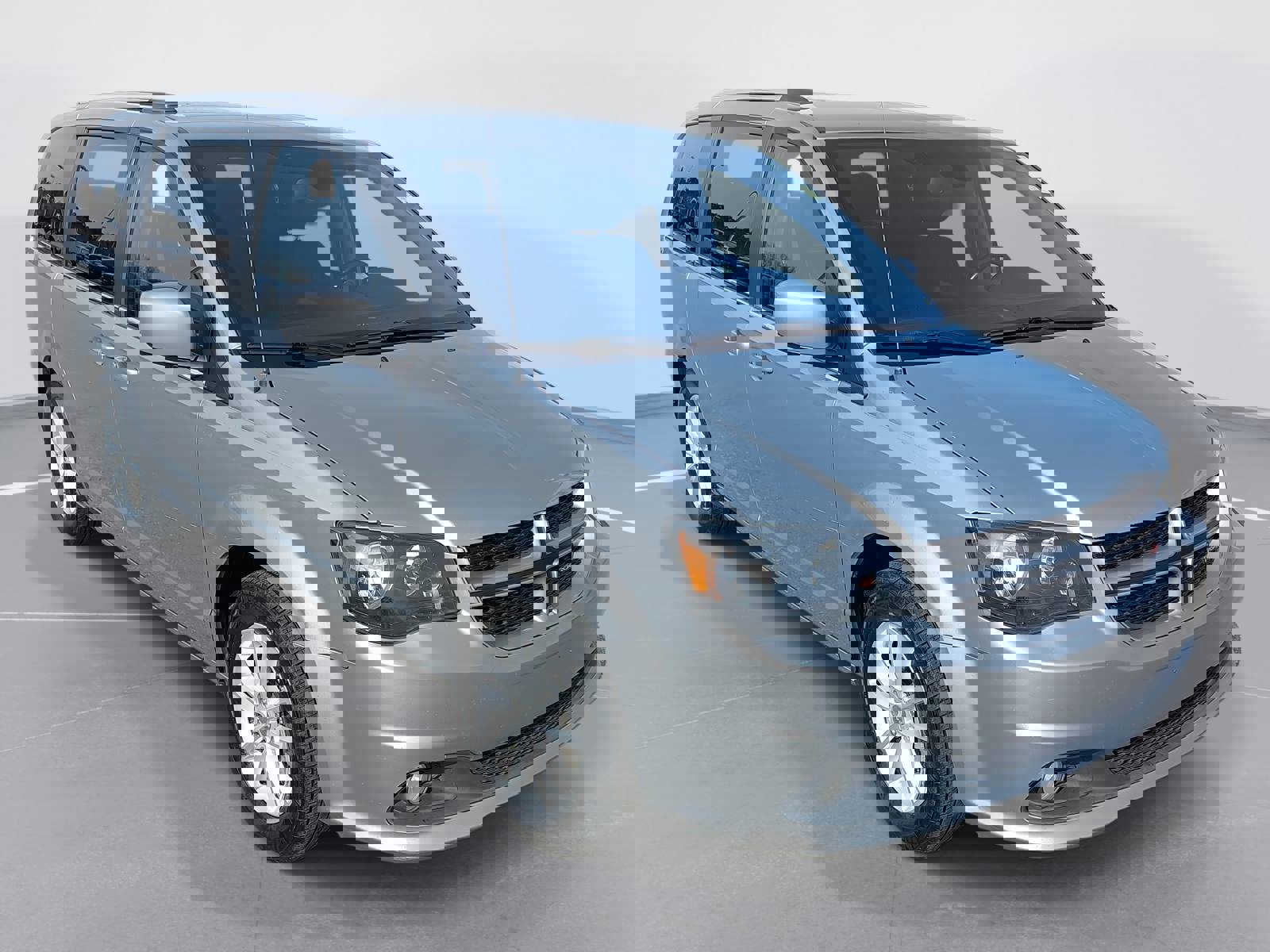 Used 2019 Dodge Grand Caravan SXT image 3