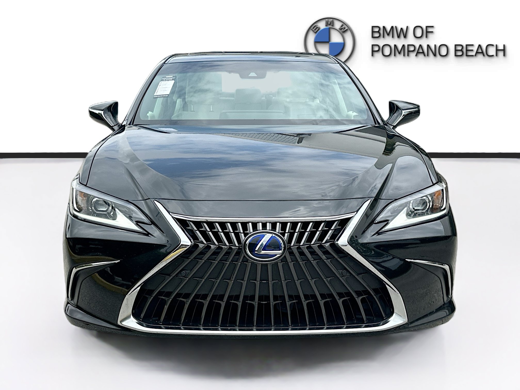 Used 2022 Lexus ES 300h w/ Premium Package FWD image 2