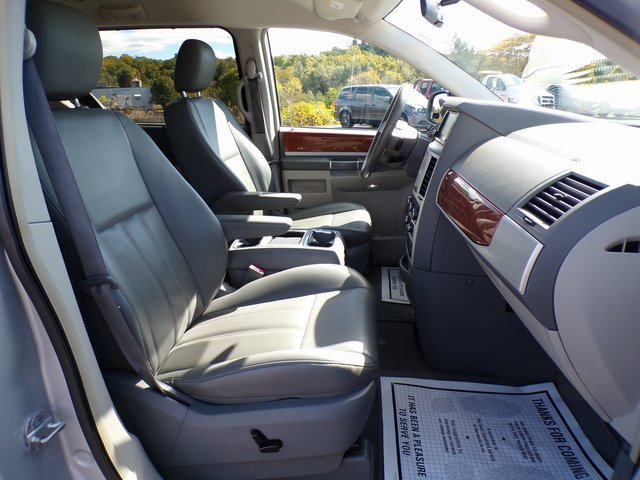Used 2009 Chrysler Town & Country Touring image 16