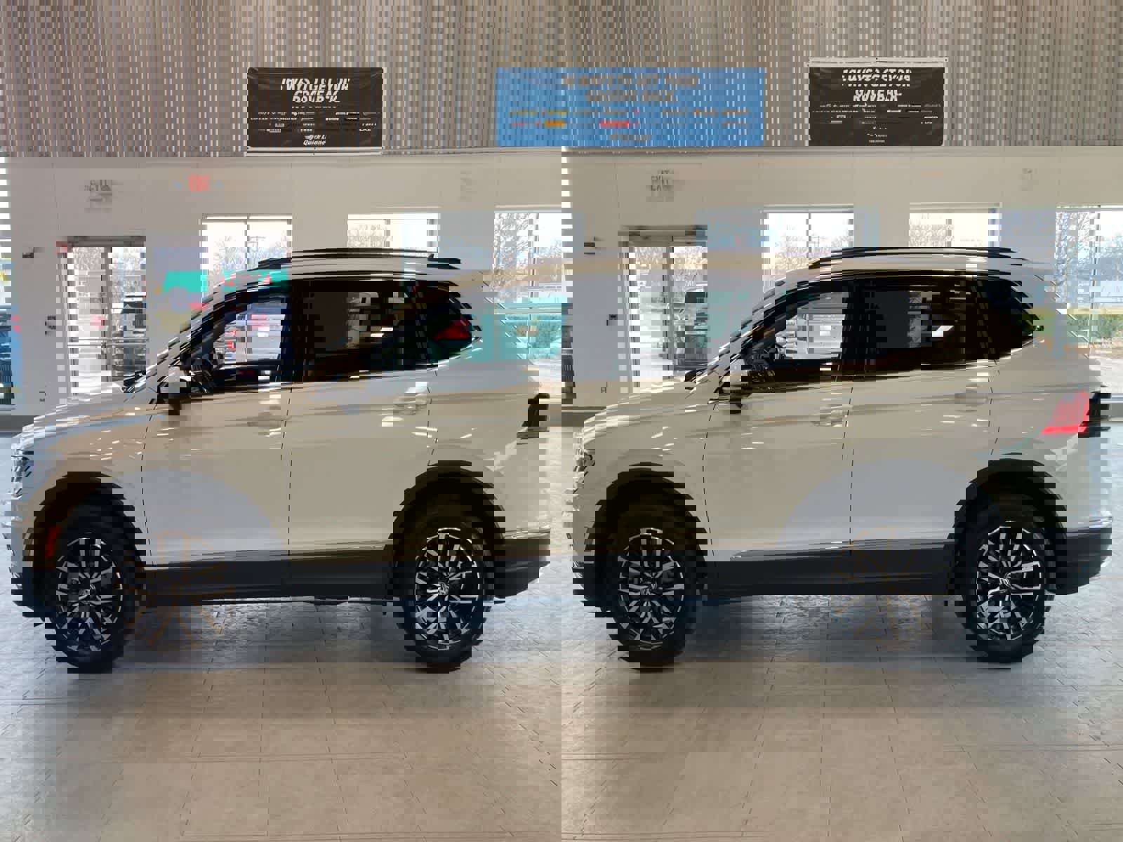 Used 2021 Volkswagen Tiguan SE image 8