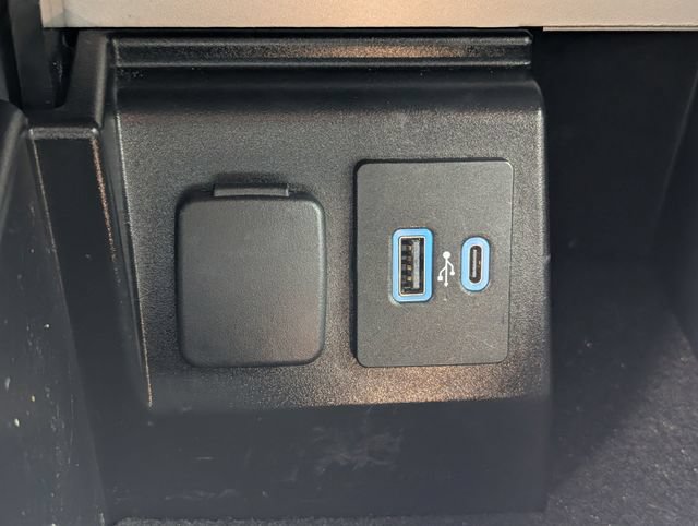 Used 2022 Ford Explorer XLT w/ Equipment Group 202A RWD image 18