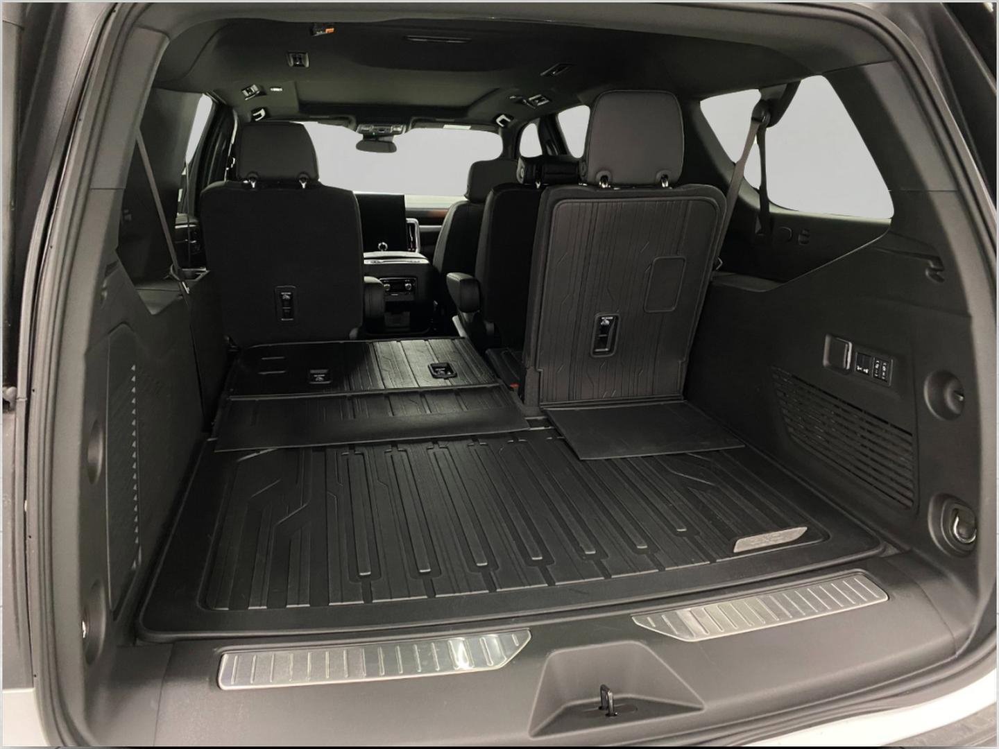 Used 2025 GMC Yukon XL Denali w/ Sun & Power Step Package image 6