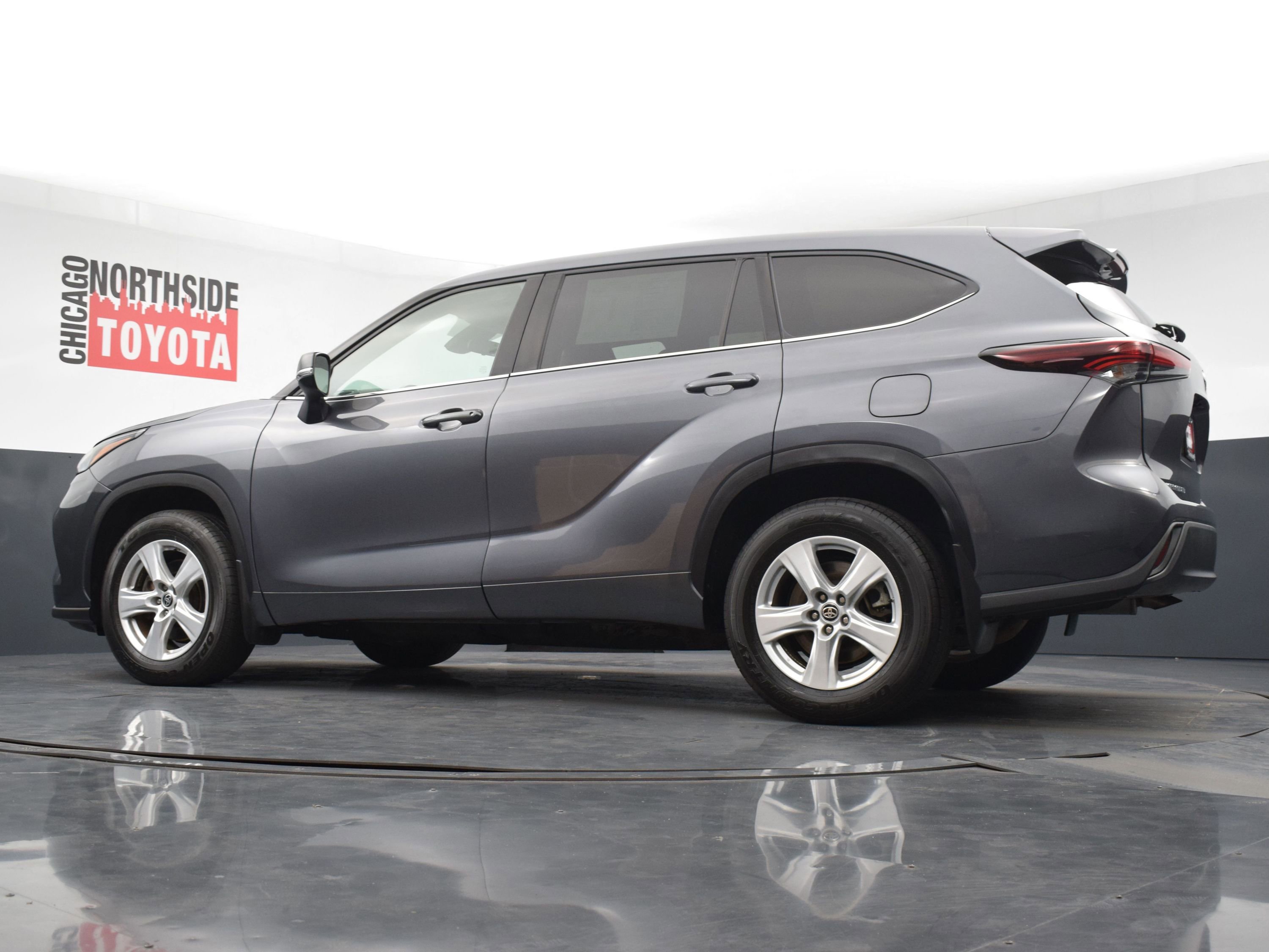 Used 2024 Toyota Highlander LE image 28
