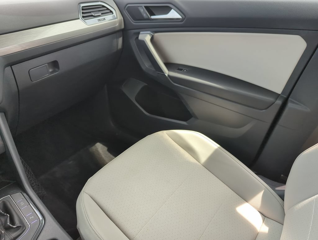 Used 2020 Volkswagen Tiguan SEL AWD/4WD image 29