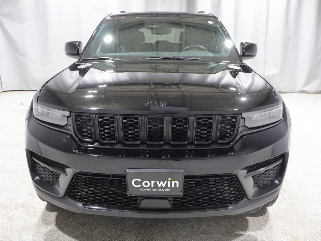 Used 2023 Jeep Grand Cherokee Altitude AWD/4WD image 8