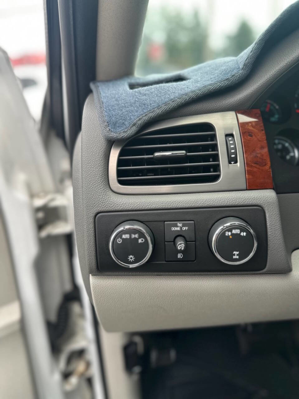 Used 2010 Chevrolet Suburban LT image 13