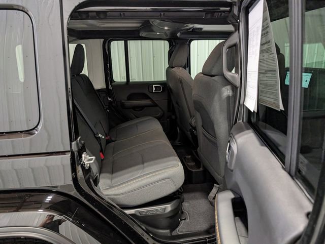 Used 2025 Jeep Wrangler Unlimited Sahara AWD/4WD image 24