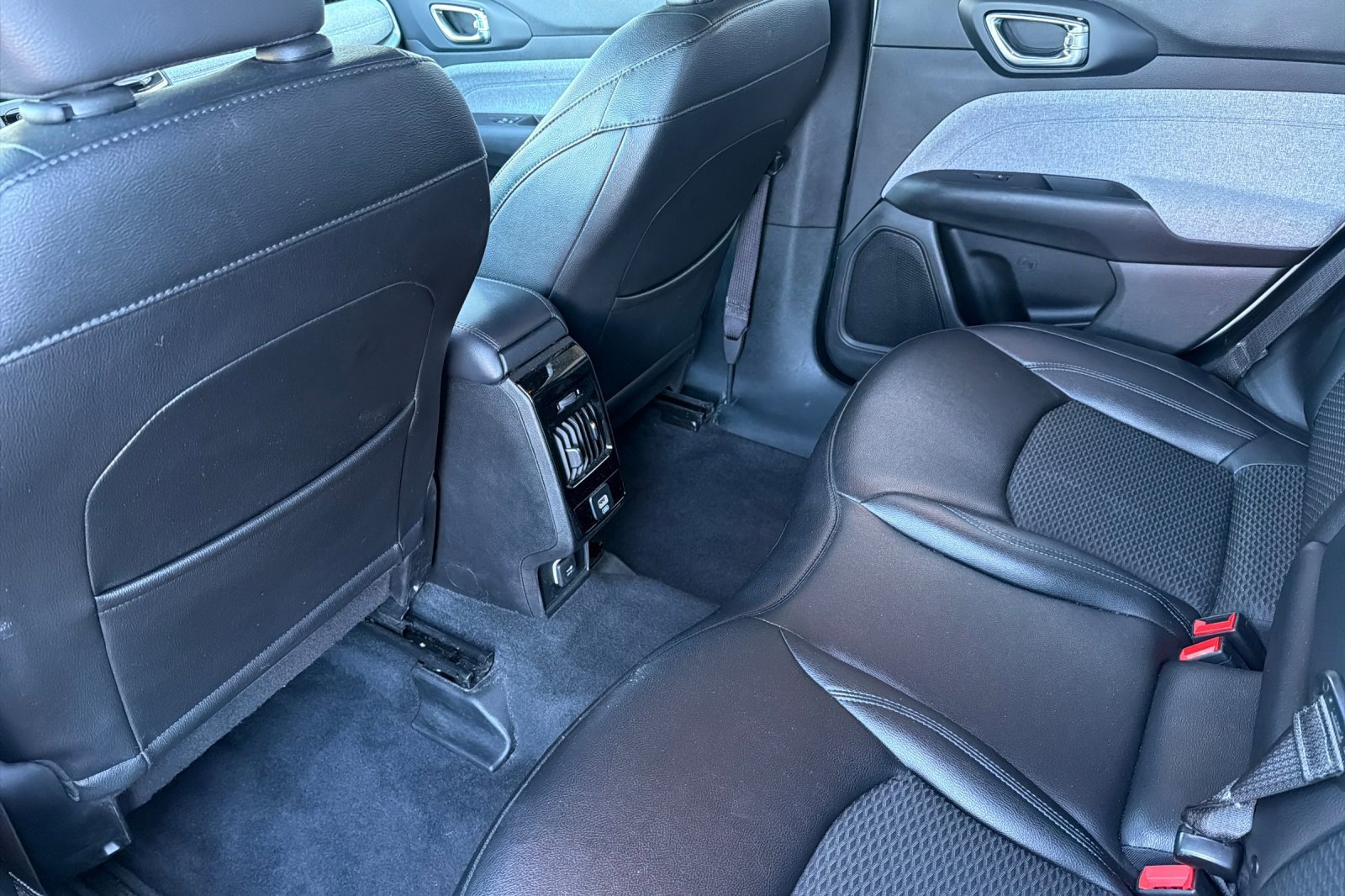 Used 2024 Jeep Compass Latitude image 9