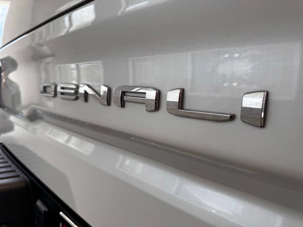 Used 2022 GMC Sierra 1500 Denali Ultimate AWD/4WD image 9