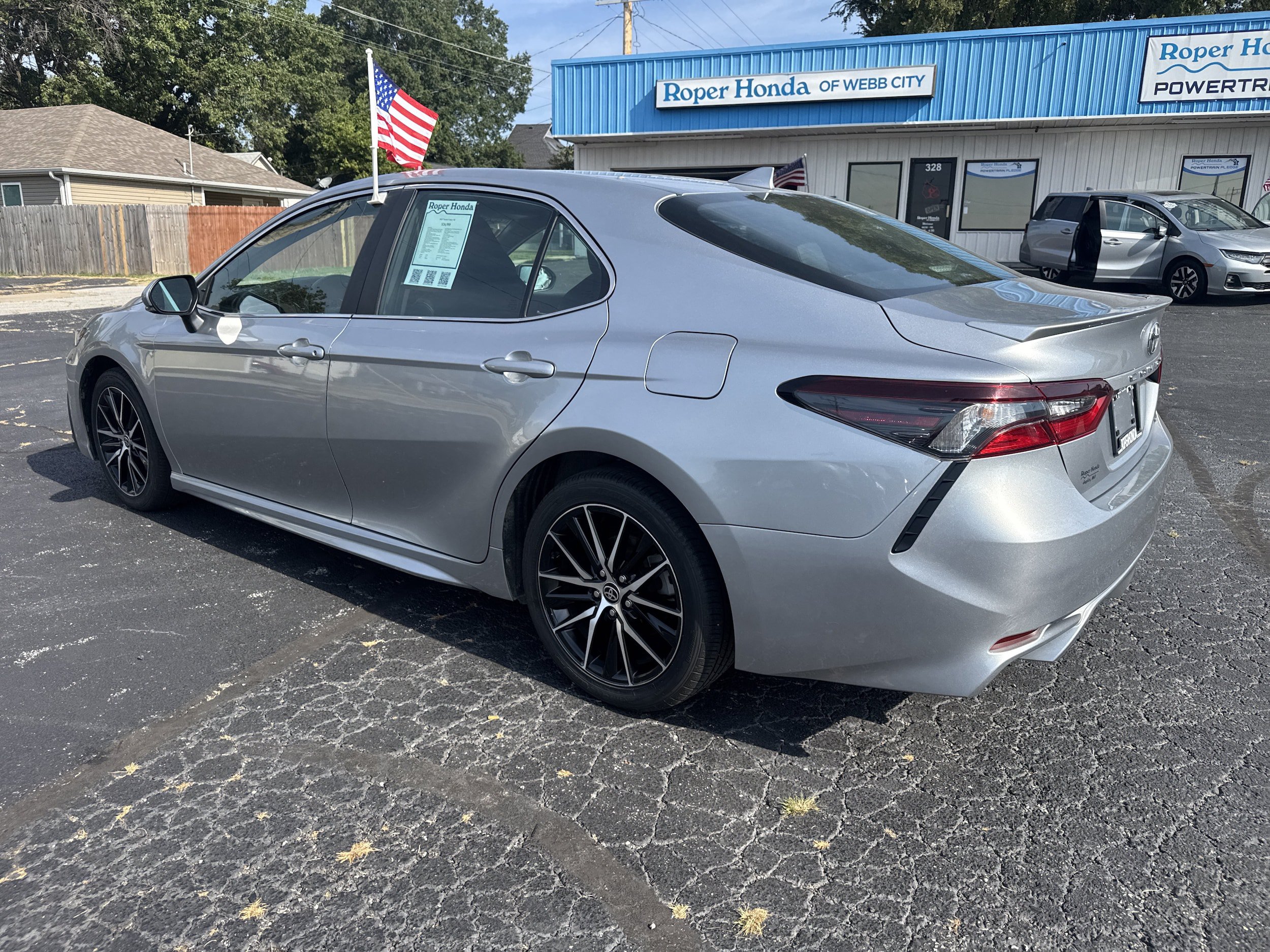 Used 2024 Toyota Camry SE FWD image 3