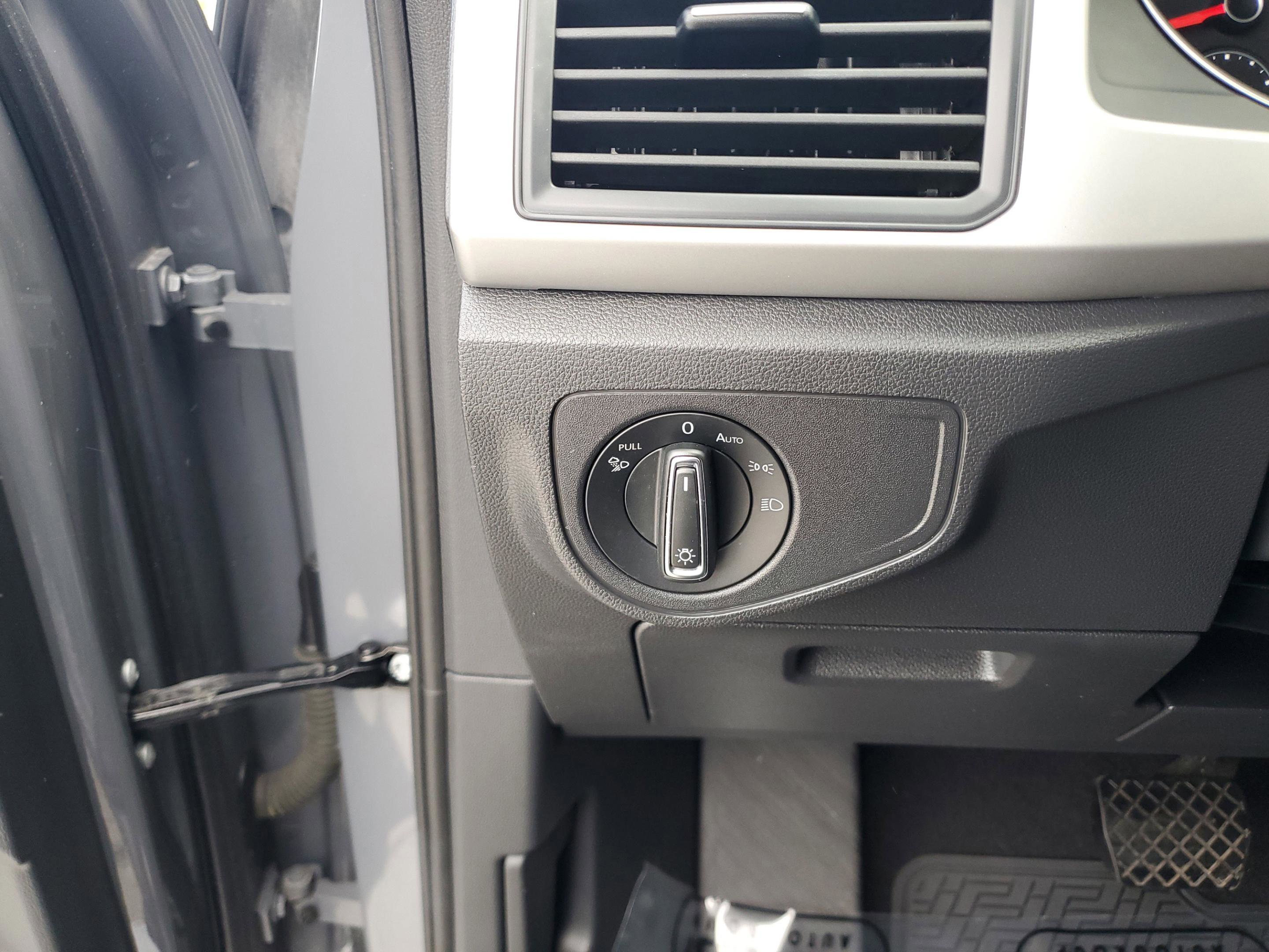 Used 2021 Volkswagen Atlas Cross Sport SE w/ Panoramic Sunroof Package image 32