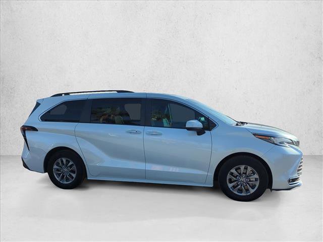Used 2023 Toyota Sienna XLE w/ XLE Plus Package FWD video 4