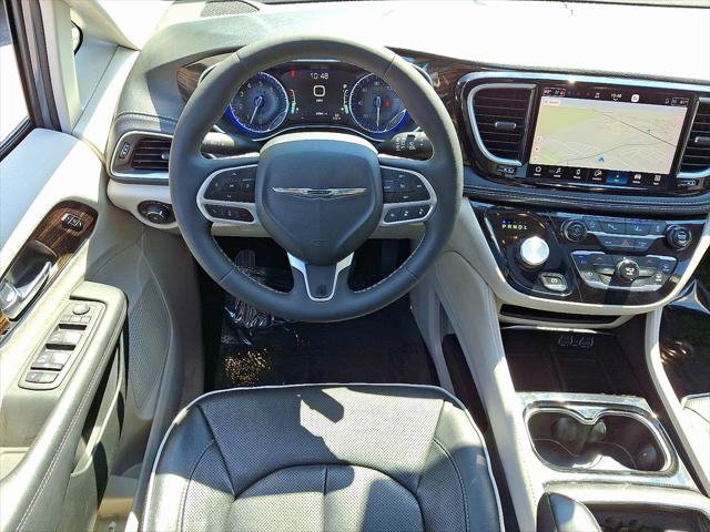 Certified 2023 Chrysler Pacifica Limited FWD image 12