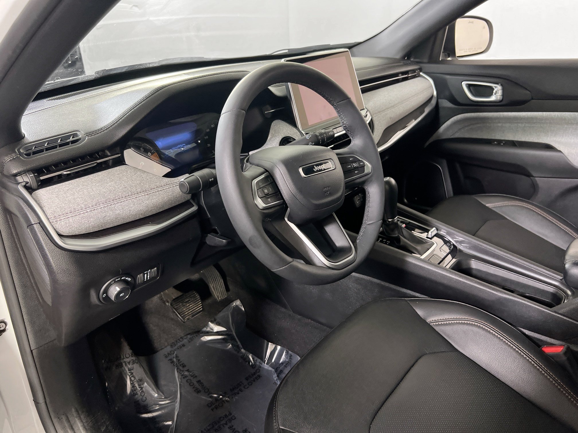 Used 2023 Jeep Compass Latitude w/ Sun and Sound Group AWD/4WD image 9