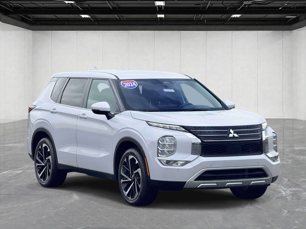 Used 2024 Mitsubishi Outlander SE FWD image 3