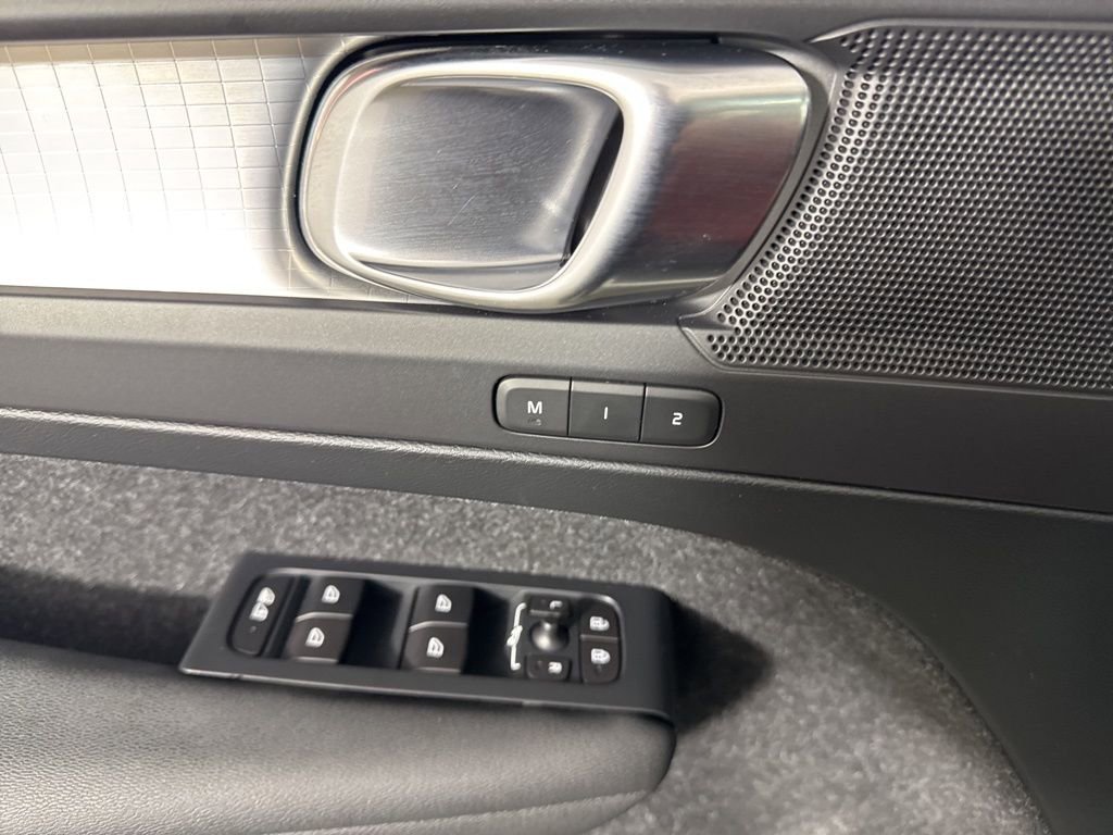 Used 2019 Volvo XC40 T5 Momentum image 25
