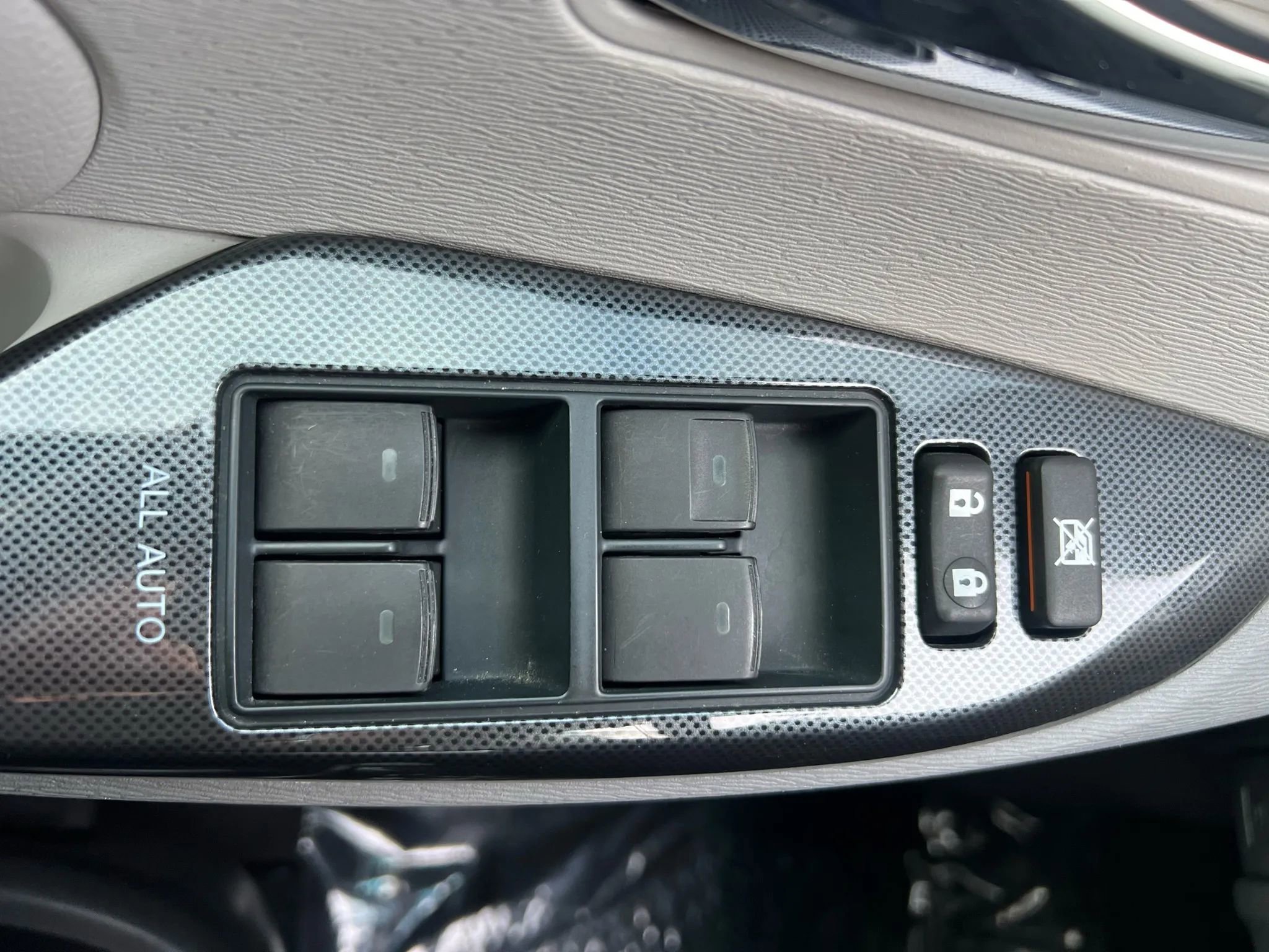 Used 2014 Toyota Sienna SE image 19