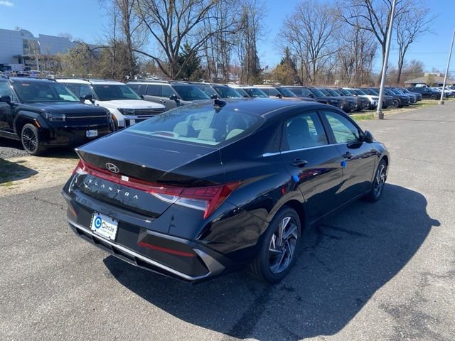 Certified 2025 Hyundai Elantra SEL image 4