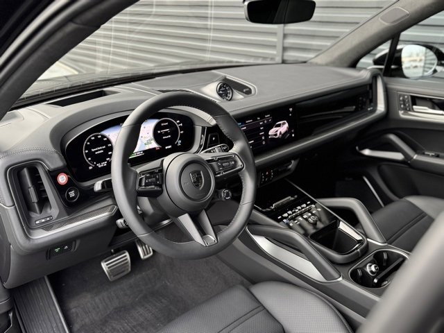 Used 2025 Porsche Cayenne Turbo image 4
