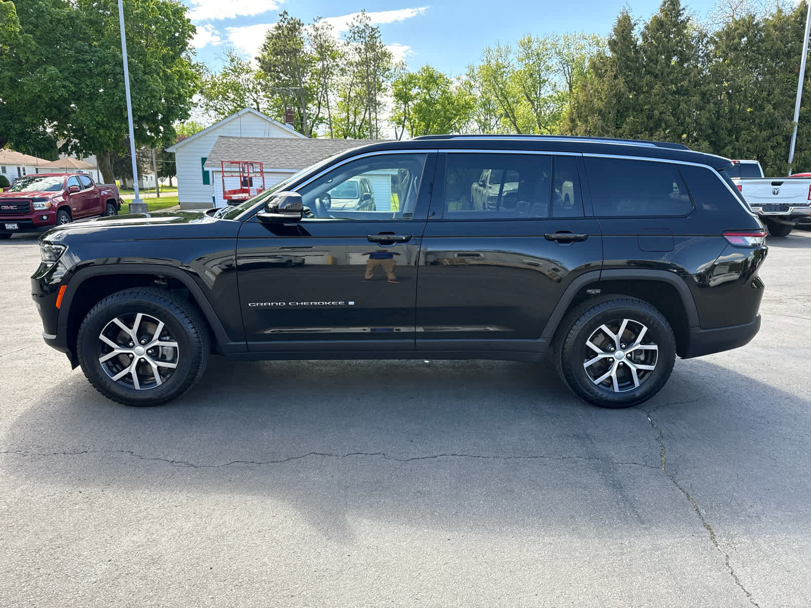 Used 2023 Jeep Grand Cherokee L Limited AWD/4WD image 6