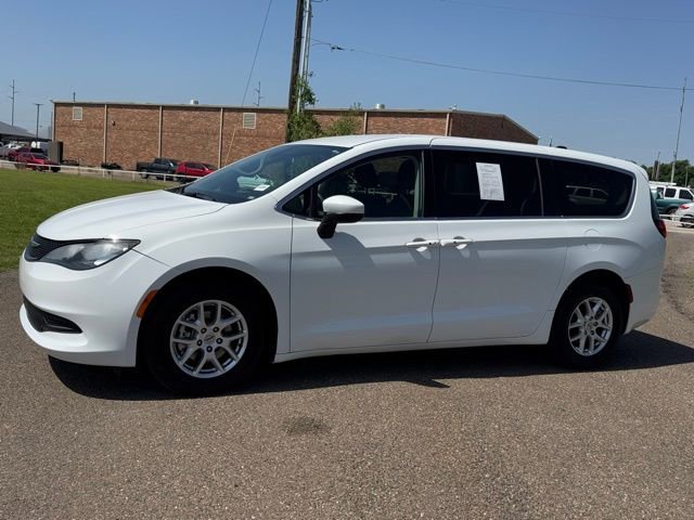 Certified 2022 Chrysler Voyager LX FWD image 3